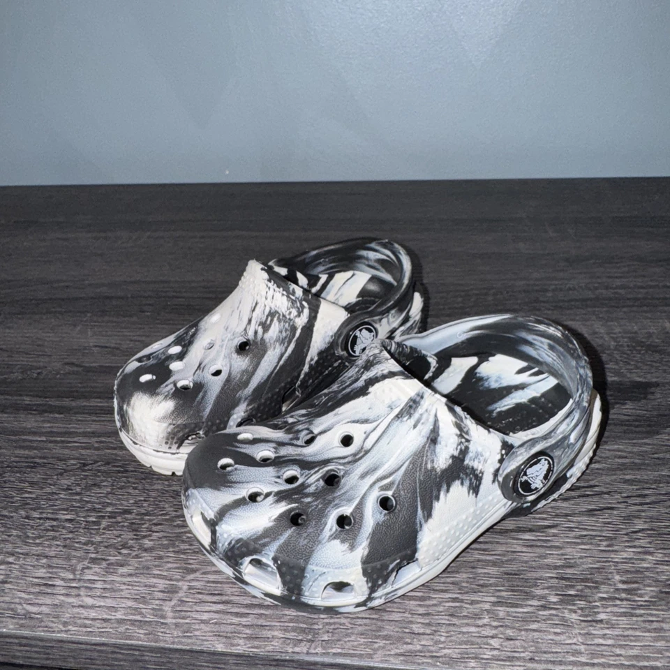 Crocs de mármol para niños pequeños blanco negro talla 6 Foto 3 de 4