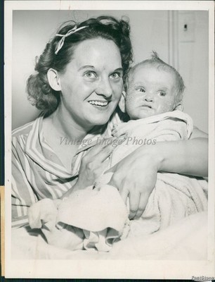 1944 Photo Mrs Davis Evans Chicago Gave Breath Of Life To Her Baby Infants 6x8