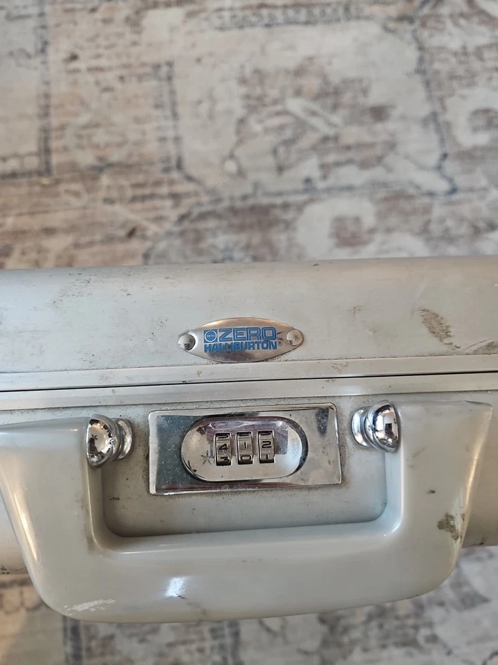 Vintage Zero Halliburton Aluminum Briefcase 18 x 14 x 5 - Image 2 of 4