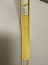 VINTAGE TUPPERWARE TAN SQUARE CAKE TAKER CARR...