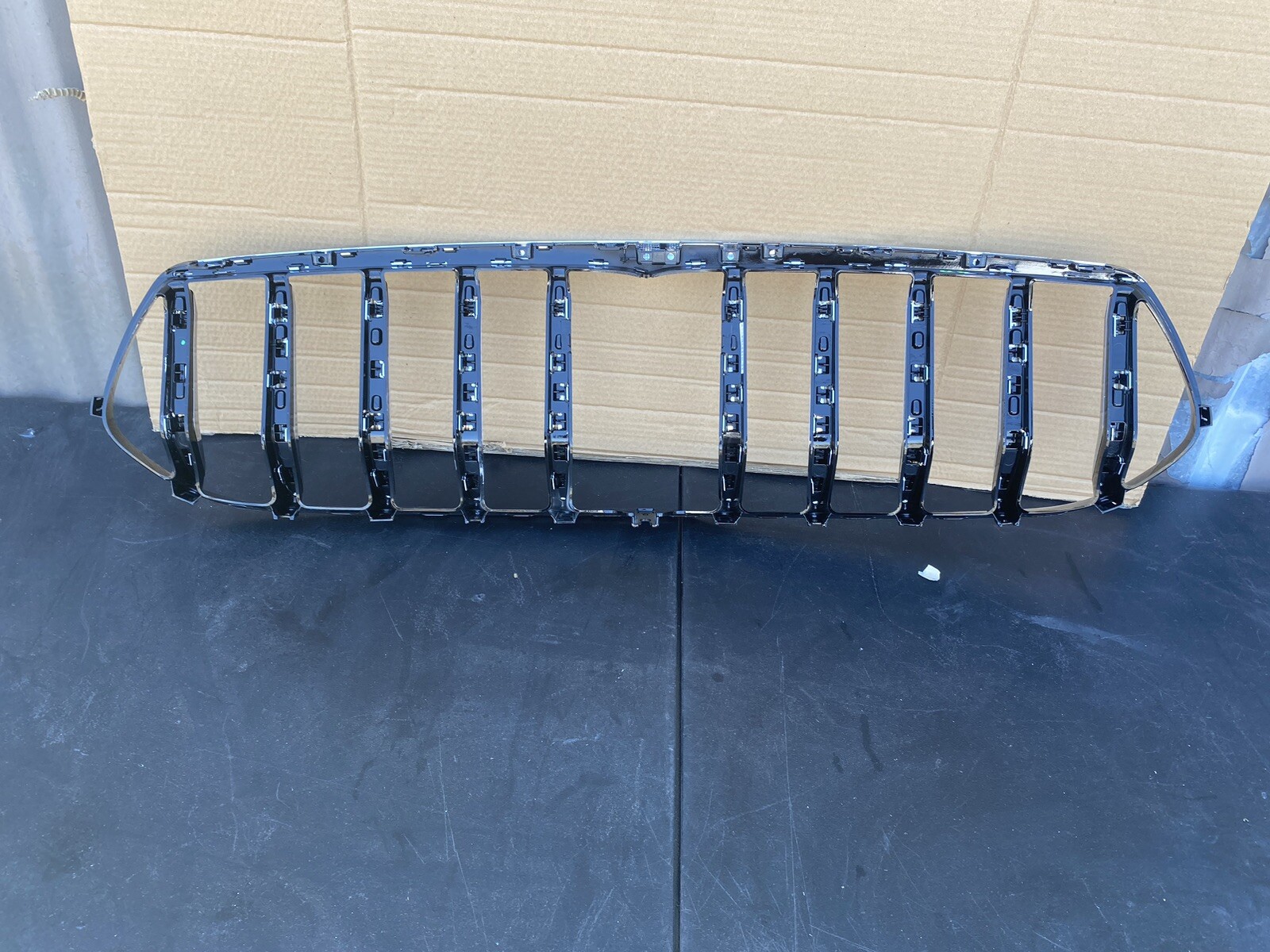 2019-22 MASERATI QUATTROPORTE  BUMPER UPPER GRILLE Oem