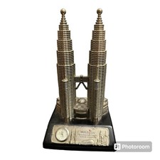 Petronas Twin Towers Kaula Lampur, Malaysia Decorative Showpiece Gift Collection