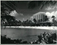 1989 Press Photo The Kahala Hilton Hotel and Beach in Honolulu, Hawaii