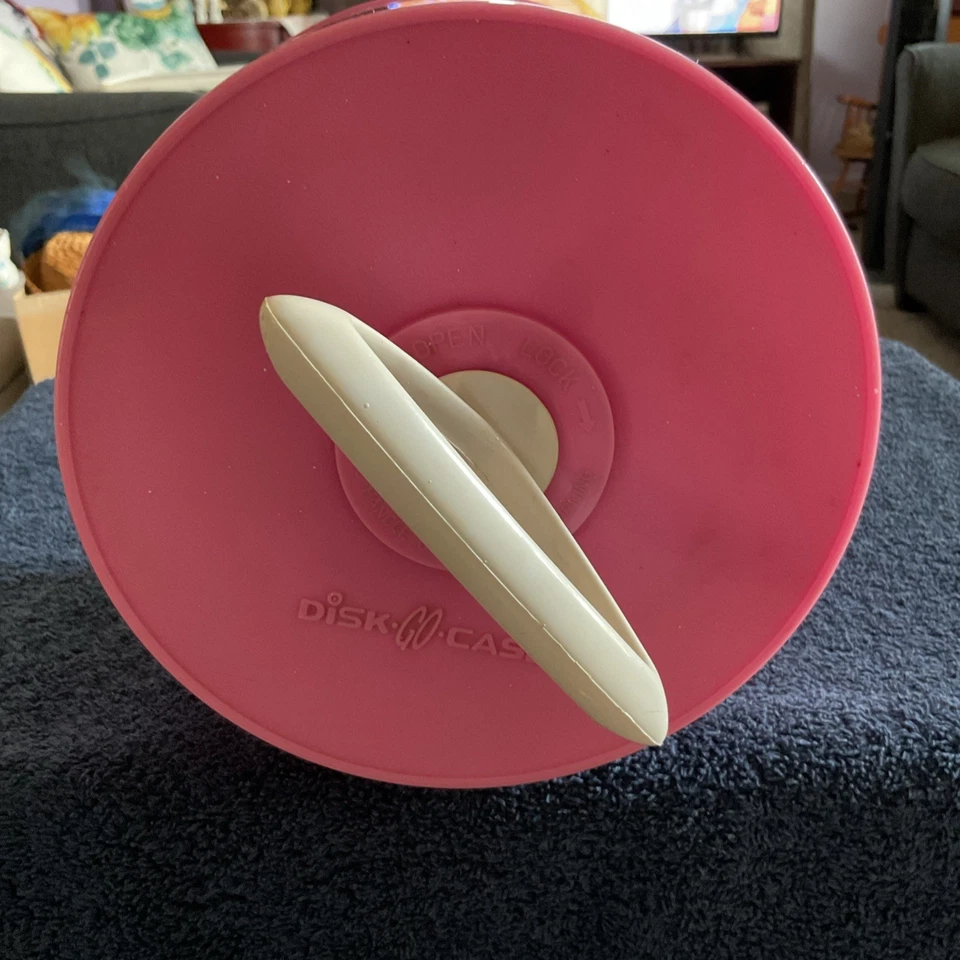 Vintage Pink Disk-Go-Case 45rpm Record Holder Case Carrier - Image 2 of 4