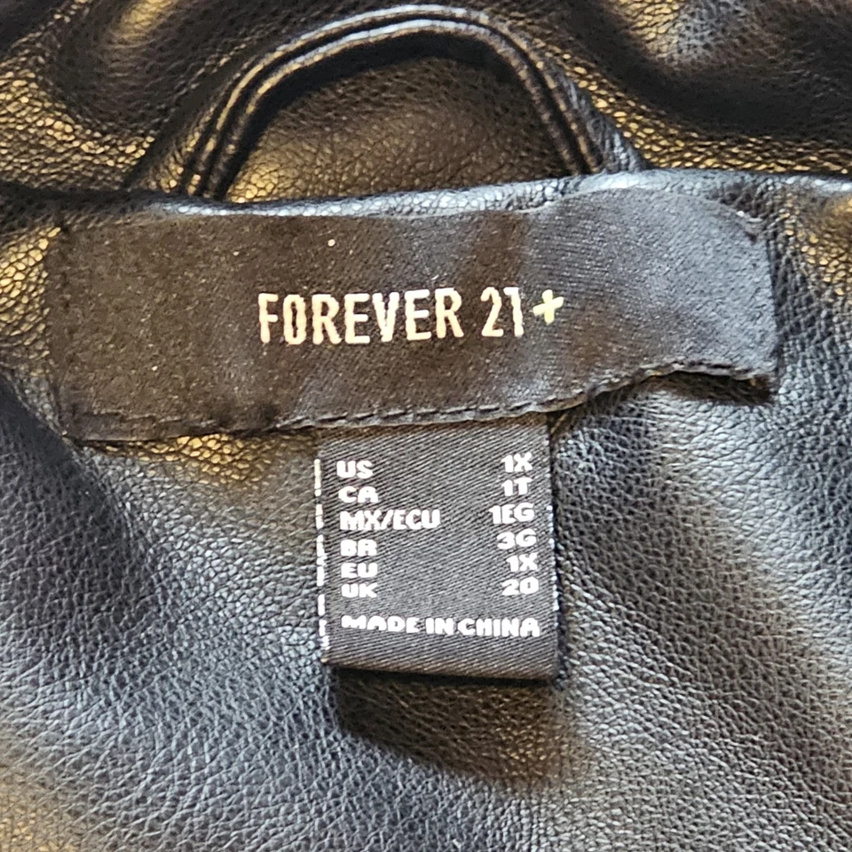 Jaqueta de motociclista Forever 21 couro sintético preta tamanho 1X zíper cinto presilhas cropped - Imagem 4 de 4