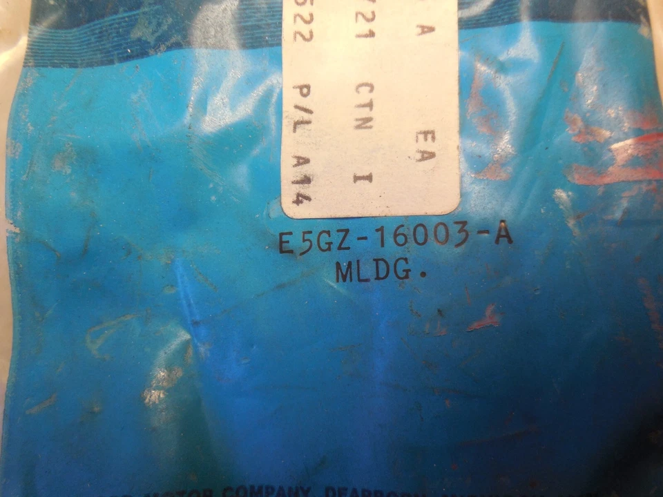 Ford EXP 1985 guardabarros delantero moldeado diestro E5Gz-16003-A nuevo de lote Foto 2 de 2