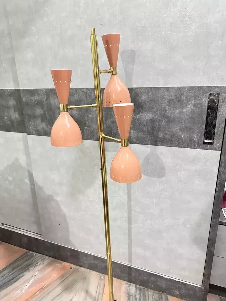 Hermosa Lámpara de Pie Artesanal Latón Moderna Italiana Mediados de Siglo Lámpara de Pie Foto 2 de 4