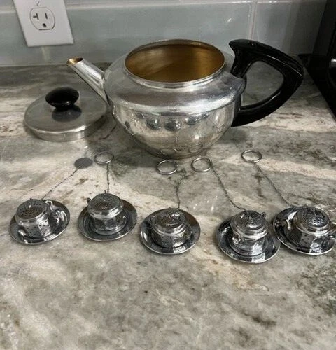 Tetera vintage de aluminio Mirro con 5 infusores de té y 5 platos de descanso infusores Foto 2 de 4