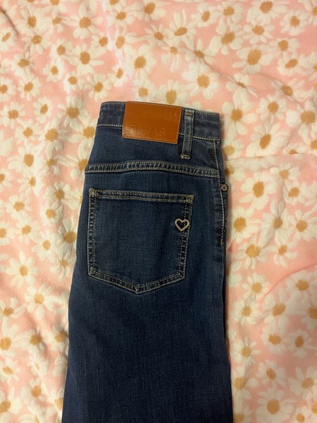 please jeans size small s slightly baggy/straight fit