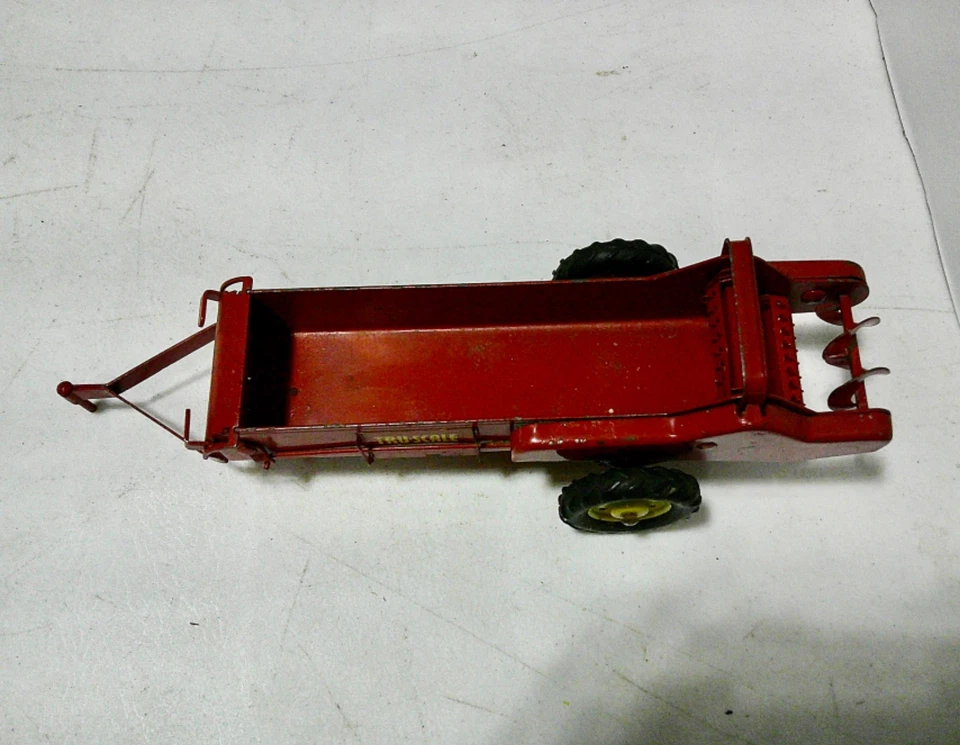 Vintage Tru-Scale manure spreader, yellow wheels. No box. - Image 4 of 4