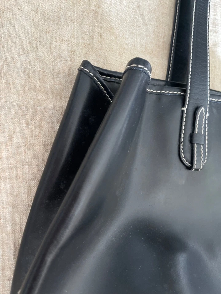 Bolso de Mano Desmo Grande de Cuero Negro Hecho en Italia con Puntada Blanca en Contraste Foto 4 de 4