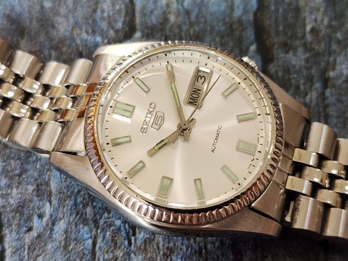 VINTAGE SEIKO 5 7009-3110 AUTOMATIK UHR SILBER ZIFFERBLATT GERIFFELTE LÜNETTE HERRENUHR. - Bild 6 von 6