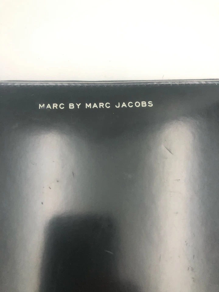 Funda para tableta de charol blanco y negro MARC JACOBS precio de venta sugerido por el fabricante $178 Funda para iPad Foto 2 de 4