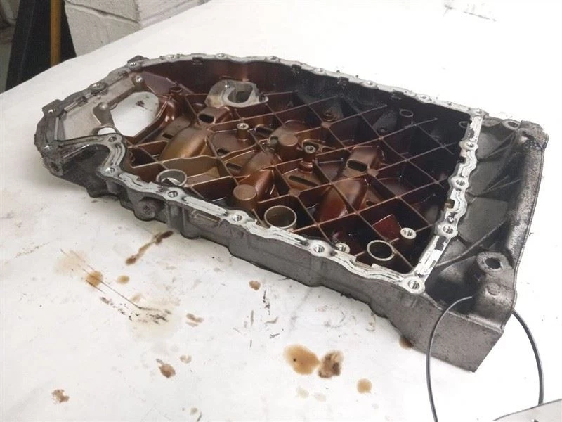 Panela de óleo superior compatível com Volkswagen CC 2009 - 2018 FABRICANTE DE EQUIPAMENTO ORIGINAL - Imagem 3 de 4