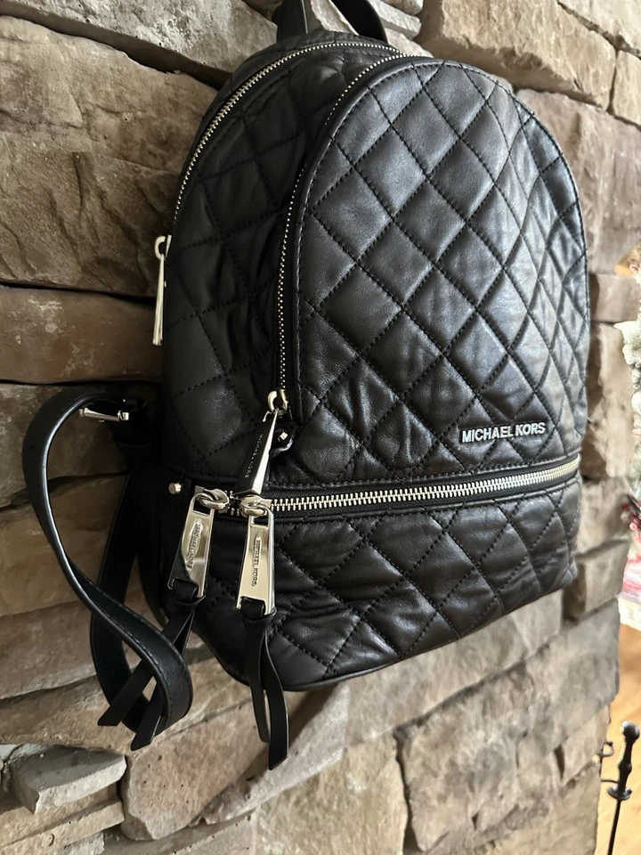 Mochila de cuero negra acolchada Michael Kors Rhea Foto 2 de 4