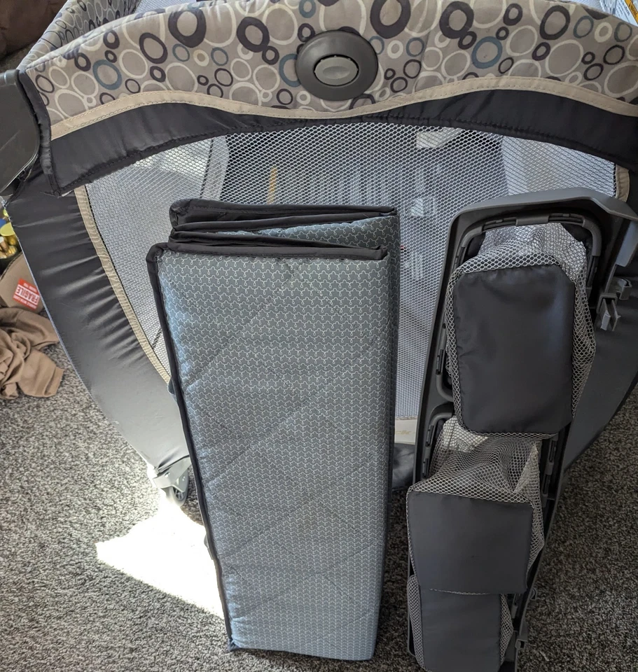 Graco Pack & Play W/ Changing Table, Parent Station-Model PD197842A Gently Used - Image 3 of 4