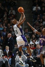 Guard Sam Cassell Phoenix Suns shoots the ball at the NBA game v - 2002 Photo