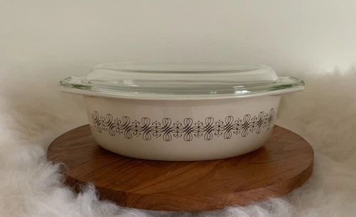 Vintage Pyrex Empire Scroll "Filigree" 045 Casserole Dish w/Lid (2-1/2 Quart)