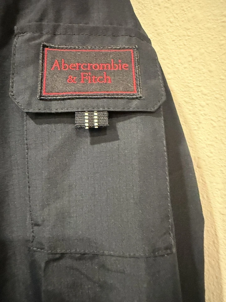Chaqueta Abercrombie & Fitch azul marino Climate Tech nueva con etiquetas - Talla: grande aislada Foto 3 de 4