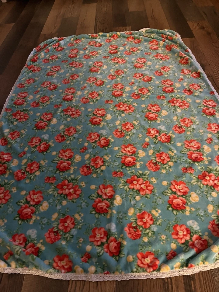 "Manta de felpa de terciopelo floral de colección The Pioneer Woman con borde de encaje 70"" X 48""" Foto 2 de 4