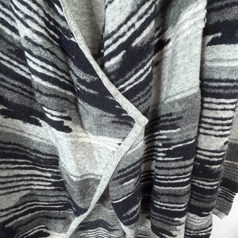 Cárdigan suéter drapeado Lucky Brand pequeño negro y gris envolvente azteca Foto 3 de 4