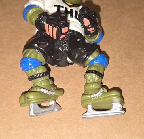 Playmates 1991 TMNT Ninja Turtles Leonardo Slap Shot Hockey THL 99 Action Figure - Picture 3 of 8