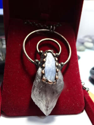''Dark Spirit'' große aussagekräftige klare Quarzspitze und blaue Kyanit Kupferkette