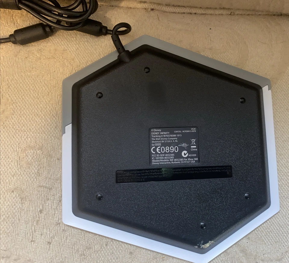 Disney Infinity Portal Base Pad para Xbox 360 Modelo INF-8032385 + 5 Figuras mostradas Foto 3 de 4