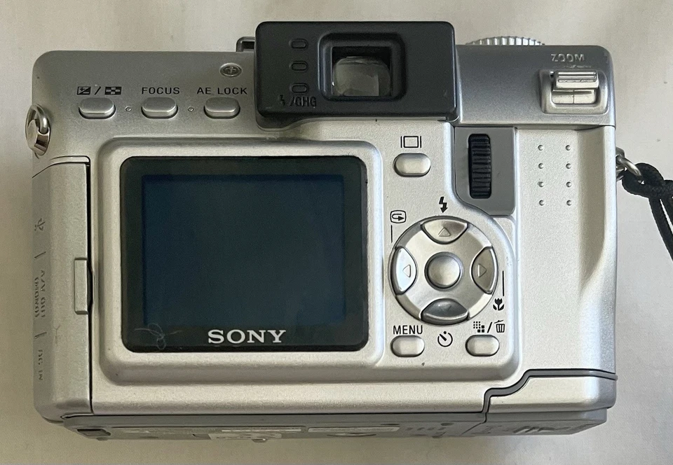 Sony Cyber-Shot DSC-V1 5.0MP Point & Shoot Digital Camera W/ Battery & Charger - Image 4 of 4