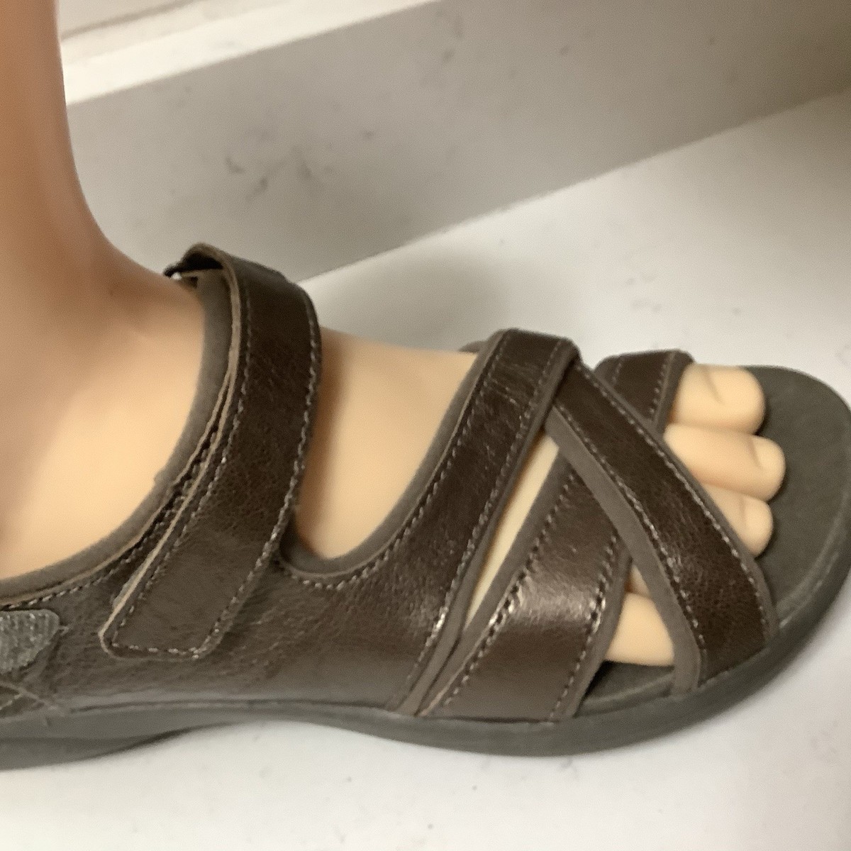 NWOB Clarks Pewter Leather “In Motion” Cross Strap Comfort Sandals Sz