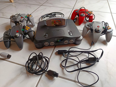 Nintendo 64 Konsole Grau Bundle mit 4 Controllern + Mario Kart 64 Modul