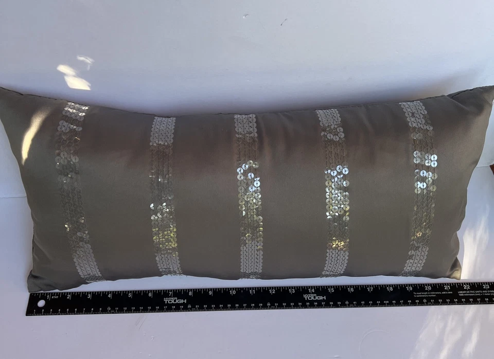 "Almohada rectangular DKNY City Pulse gris carbón plata lentejuelas 11""x22""" Foto 4 de 4