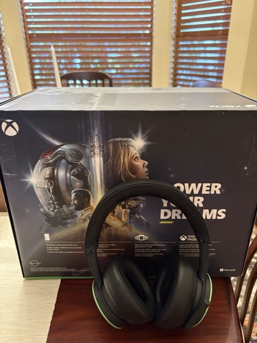 Xbox Series X (Disc) w/Controller and Wireless Headset *LIGHTLY USED*