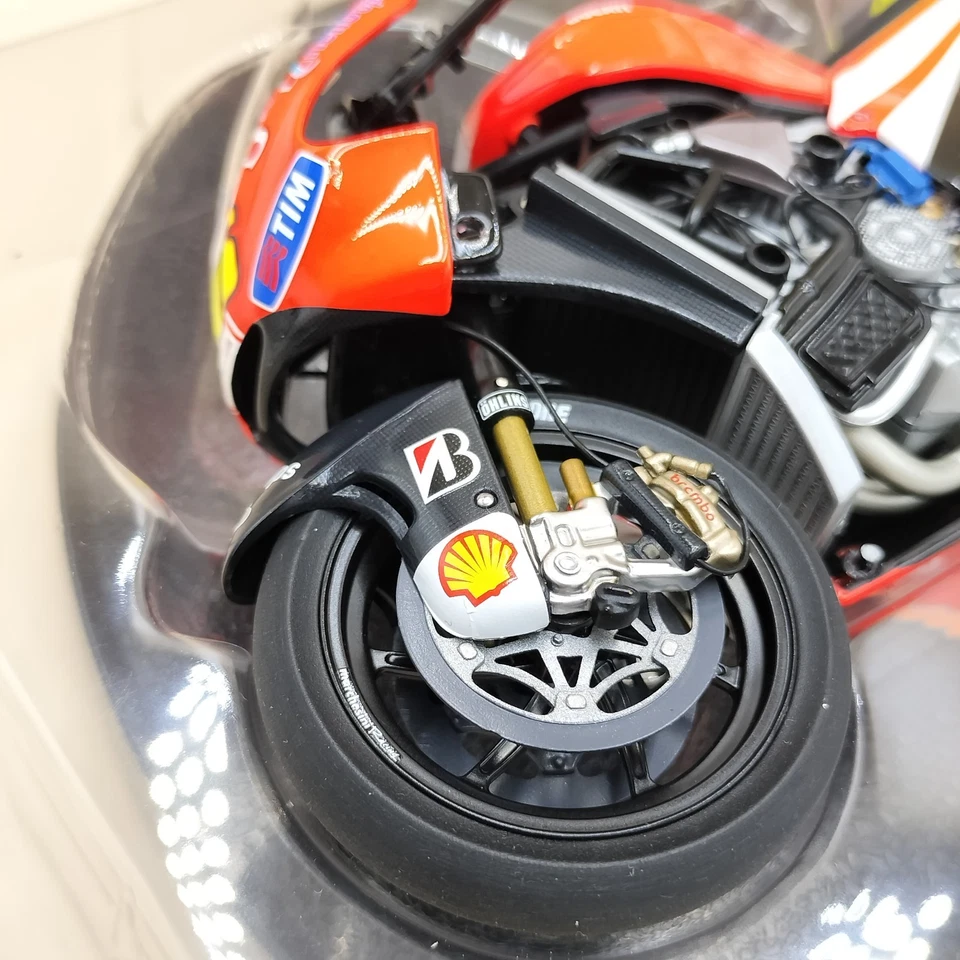 MINICHAMPS 1/12 Ducati Desmosedici GP11 MotoGP 2011 Valentino Rossi 122110046 - Image 3 of 4
