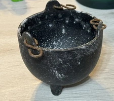 Vintage Cast Iron Bean Pot Mini Cauldron Planter 3 Legged Robert Emig DE-16 (3")