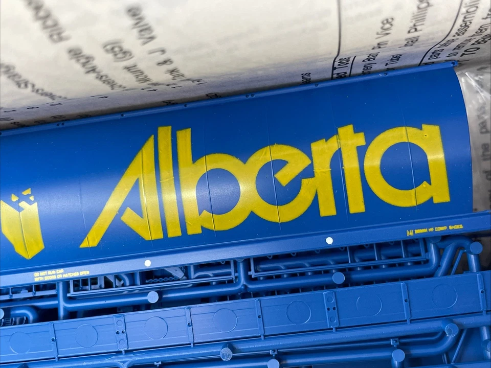 Intermountain Alberta Cylindrical Grain  Car #40117-15 Covered Hopper HO Scale - Image 4 of 4