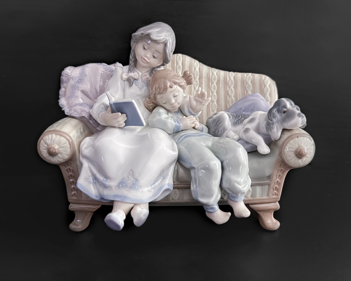 LLADROリヤドロ 5735 BIG SISTER ソファーに座る犬と本を読む