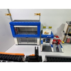Lego City City Square #60097 w 11 figs! 95% complete- see description