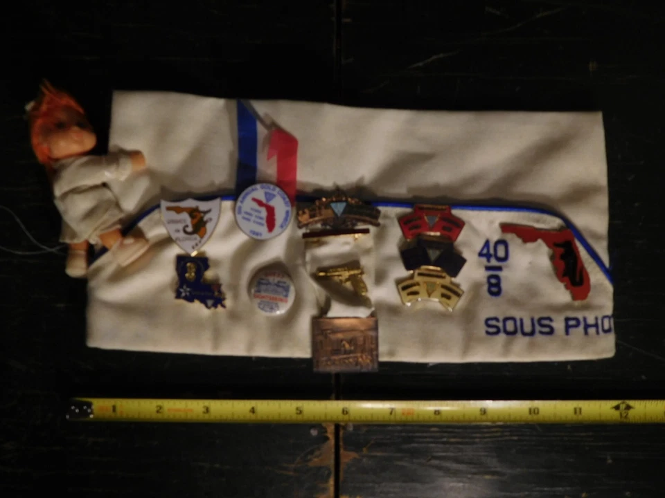 9 prendedores vintage incluidos. Medalla pistola de mano Colt en un fotógrafo Sous, sombrero FLA con muñeca Foto 2 de 4