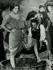 Press Photo Actress Raquel Welch at a grape stomping party in Greece - lry20403