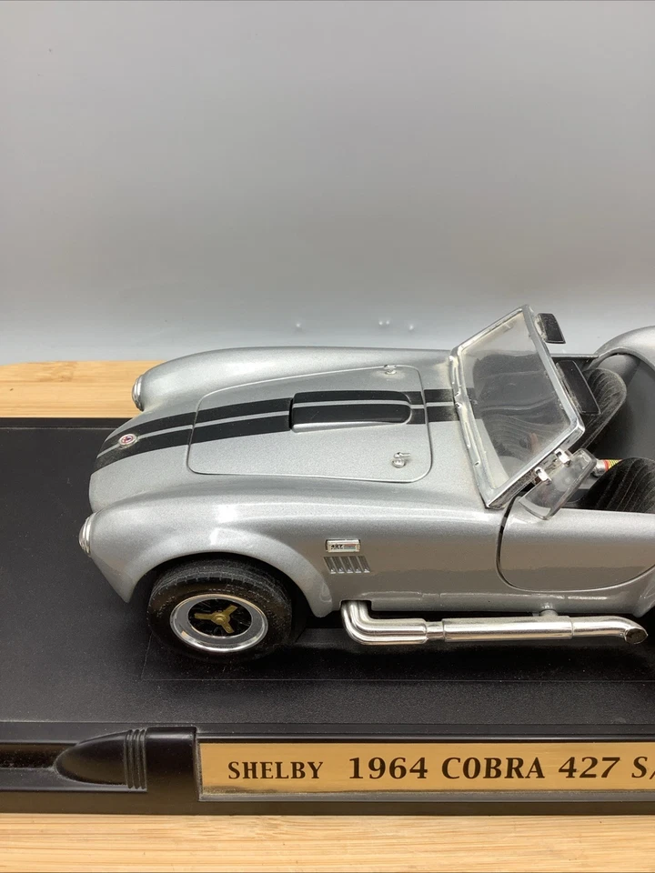 Modelo de coche fundido a presión Shelby Cobra 427 1964 1/8. Gris. Usado. Foto 4 de 4