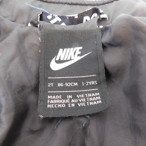 Giacca bomber nera con logo Nike Just Do It bambino taglia 2T 1-2 anni - Foto 11 di 12