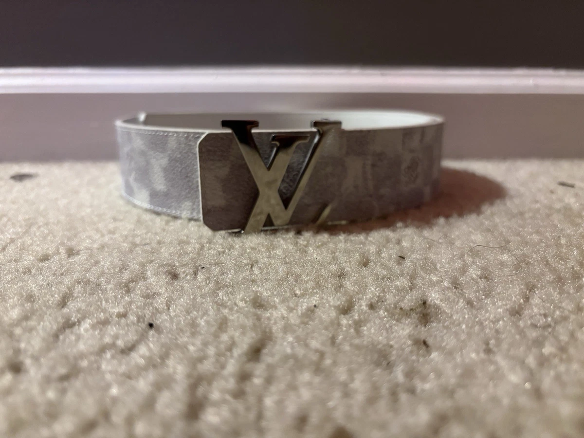Preços baixos em Cintos De Couro Louis Vuitton Branco para Homens