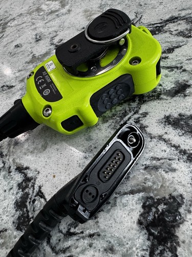 Motorola Neon Green Mic XE RSM NNTN8203A + Extreme Temp Cable + Clip *QTY - Zdjęcie 4 z 4