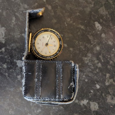 Vintage goldfarbener Reisewecker Quarz Weltzeit Benchmark