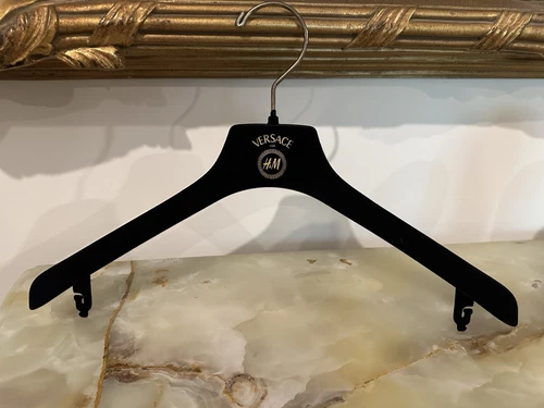 Versace per H&M appendiabiti in feltro nero