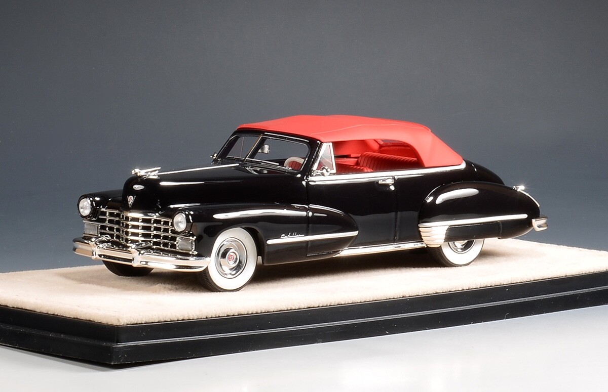 ミニカー　1947  CADILLAC 1947 Cadillac Series 62 Convertible Closed top Black in 1:43