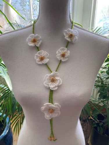 Crochet fancy flowers white-green colors handcrafted necklace - Picture 4 of 4