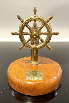 HMS Caeser - 1944/69 Messing Schiffsrad Modell auf Holzsockel - TSC 1969 Plakette