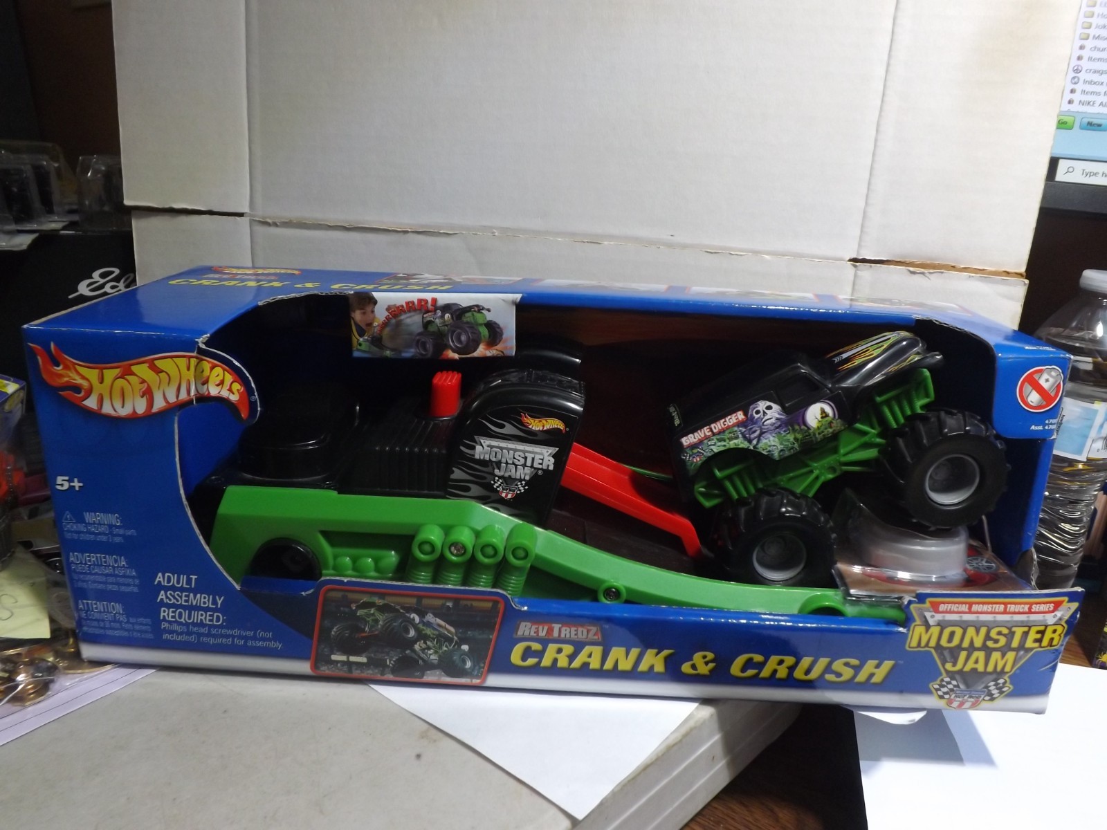 2003 Hotwheels Monster Jam Rev Tredz Crank & Crush Grave Digger Play Set